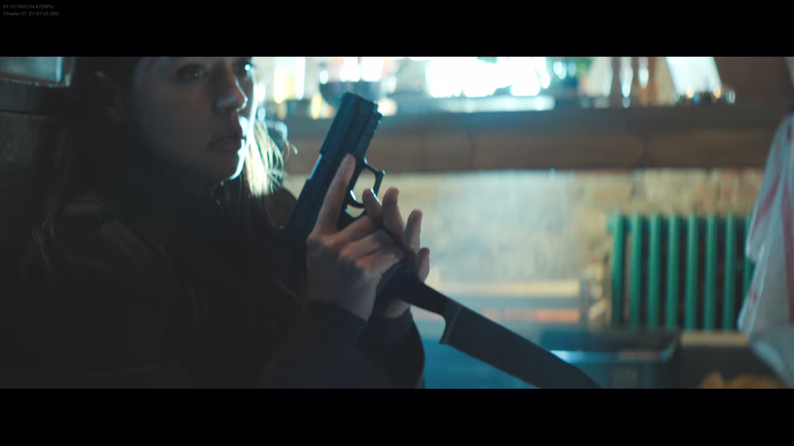 Кадр. Фильм «Балерина» (2025) мир «Джон Уик». Пистолет с примотанным ножом